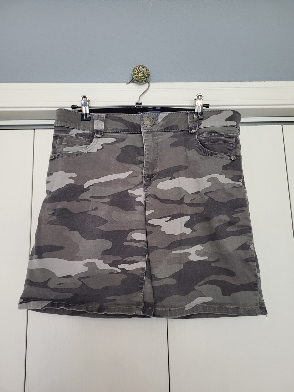 Democracy Sz 8 Camo Grey/Green  All Way Stretch Shorts